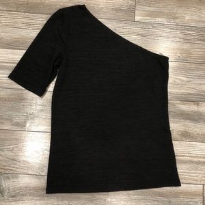 ❤️ Wilfred Black One-Shoulder Short Sleeve Top